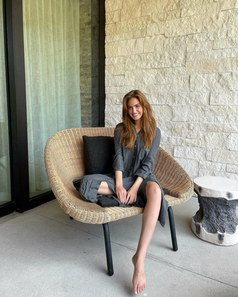 Haley Kalil Feet (5 images)