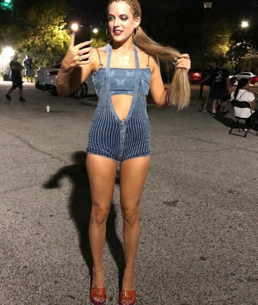 Riley Keough Feet (5 images)