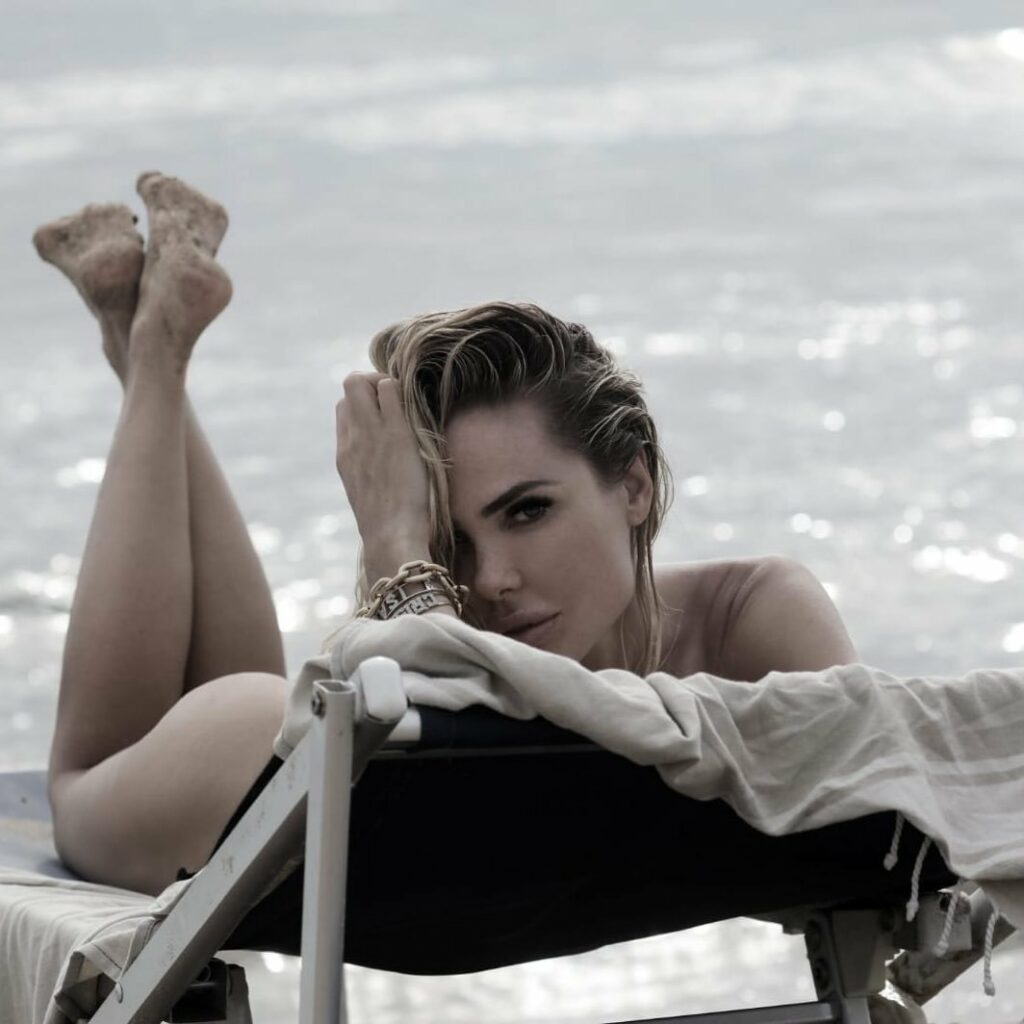 Ilary Blasi Feet (7 photos)