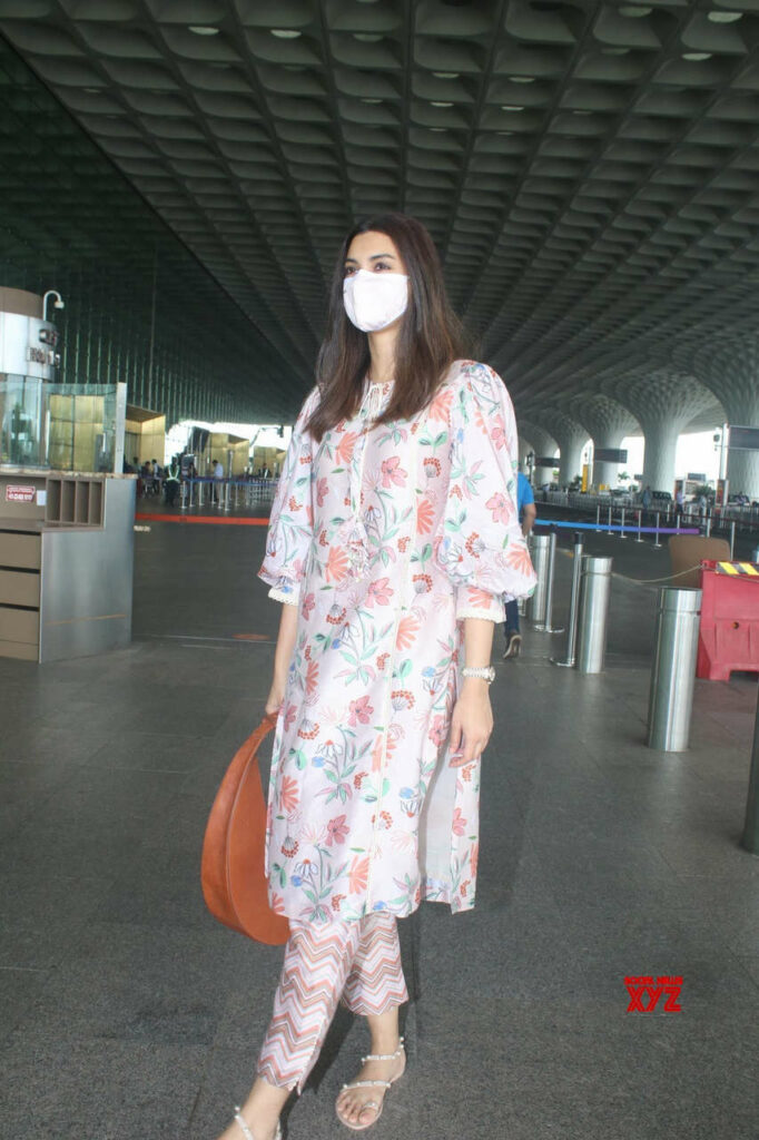 Diana Penty Feet (6 photos)
