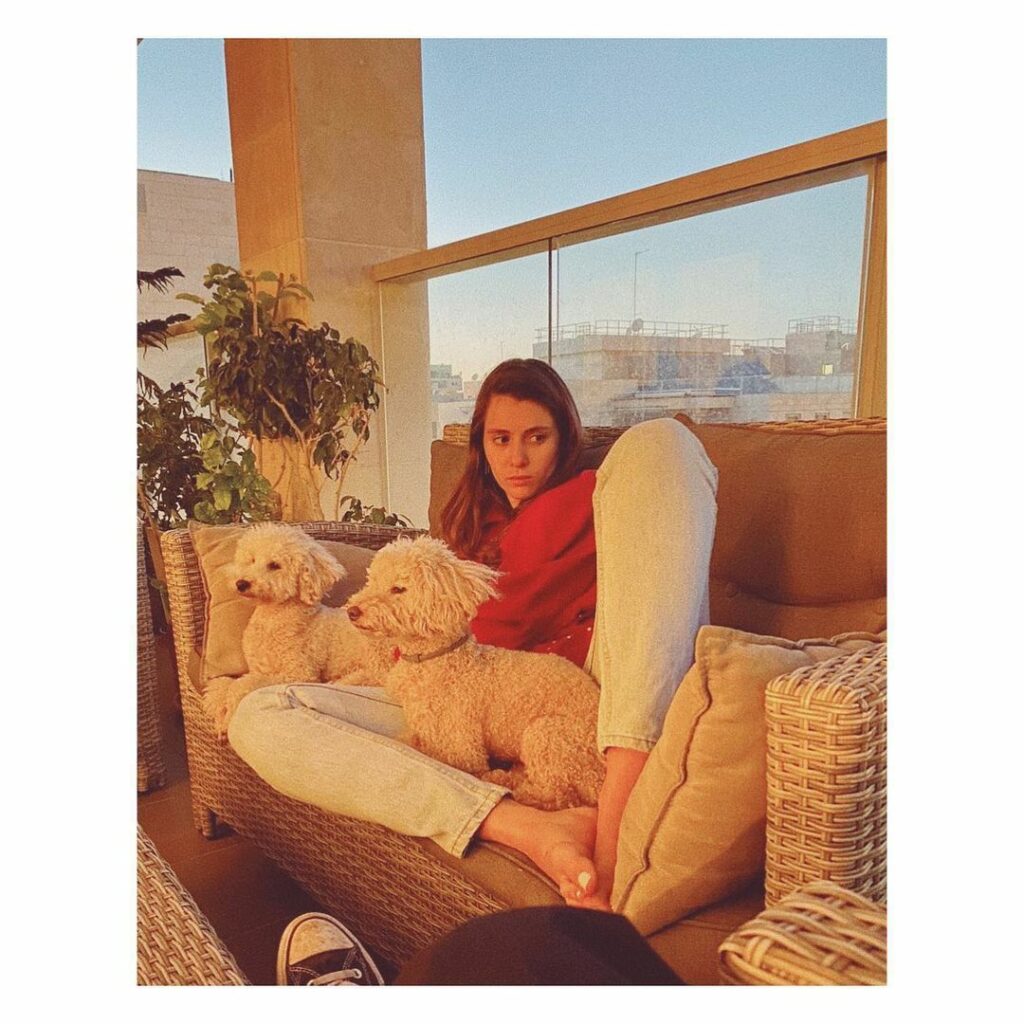 Avia Malka Feet (4 pictures)