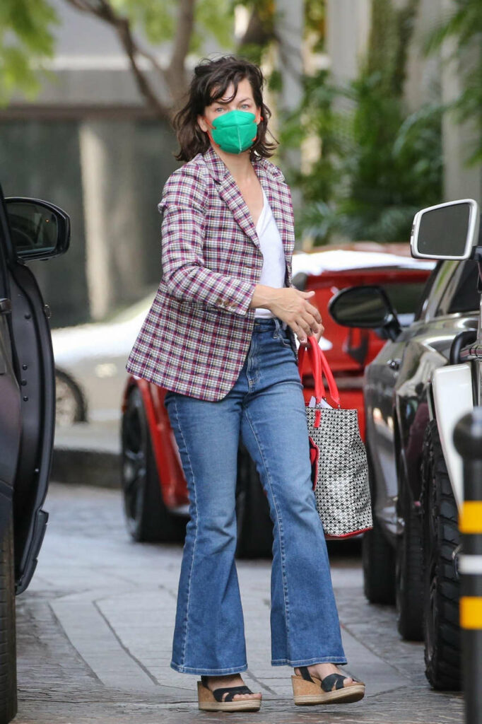 Milla Jovovich Feet (5 images)