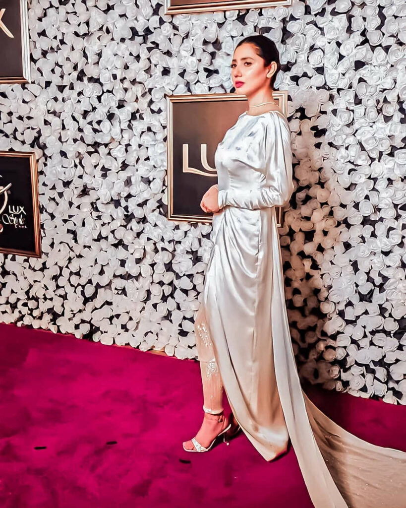 Mahira Khan Feet (7 photos)