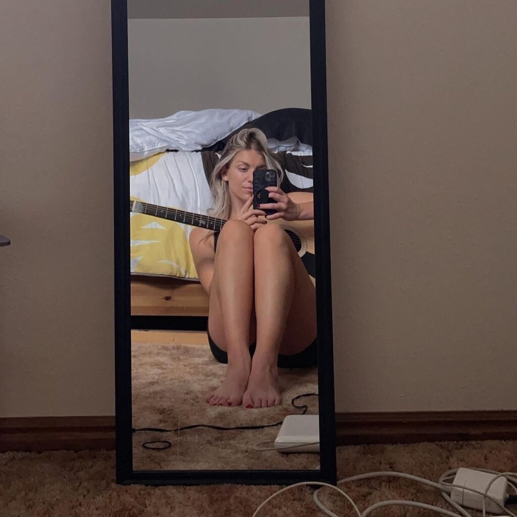 Ashley Hess Feet (2 photos)