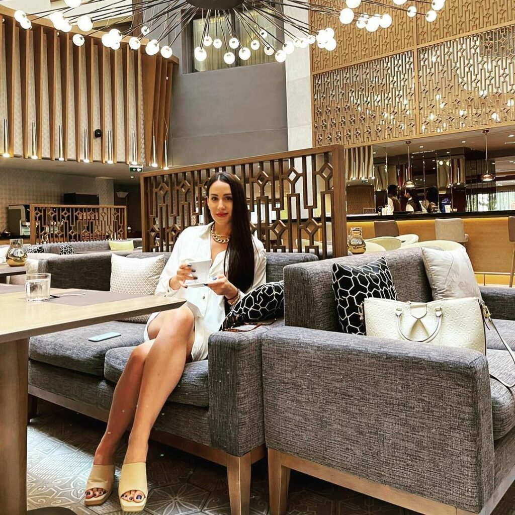 Malou Kyriakopoulou Feet (2 photos)