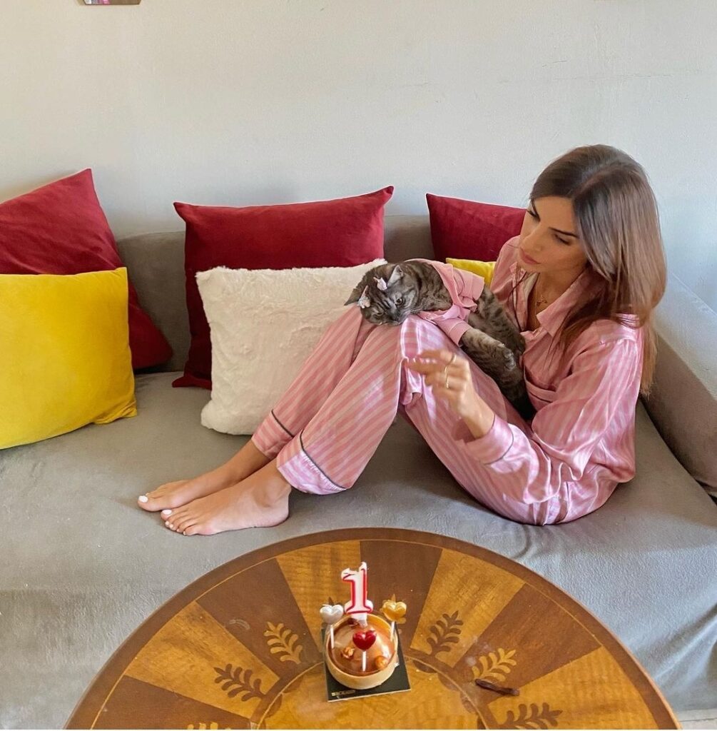 Luna Mansour Feet (2 photos)
