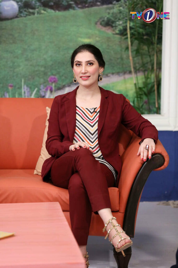 Alveena Agha Feet (5 photos)