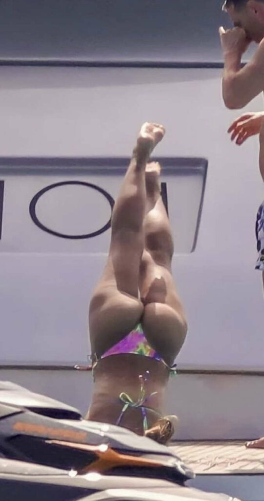 Antonella Roccuzzo Feet (2 photos)