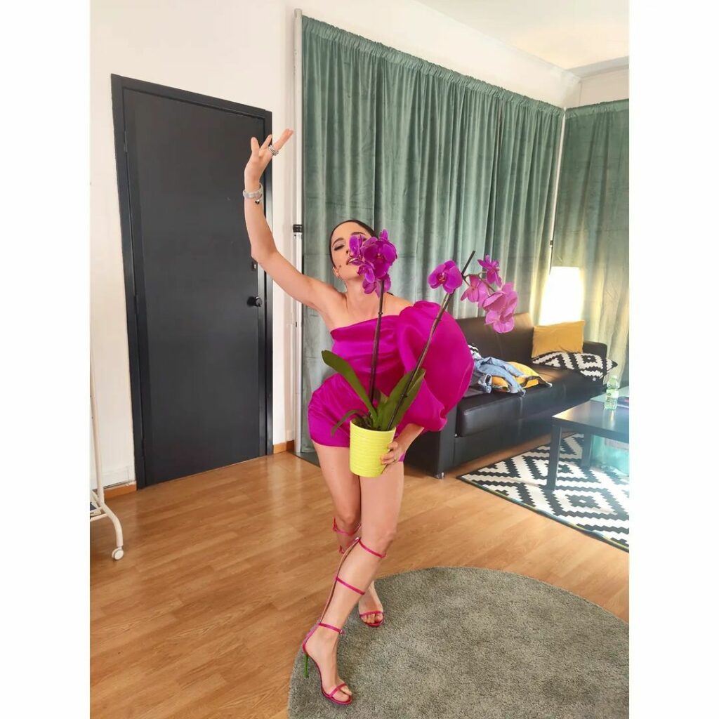 Lodovica Comello Feet (4 images)