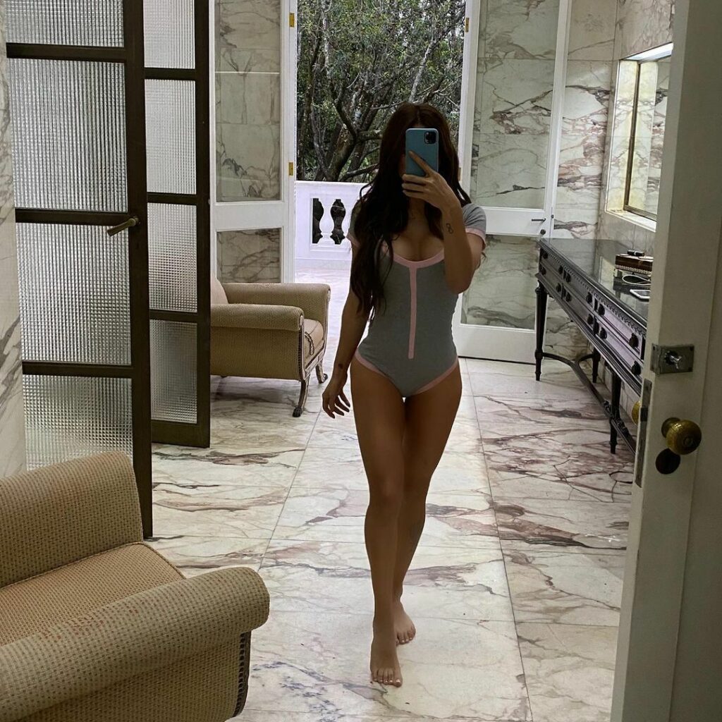 Babi Muniz Feet (2 photos)