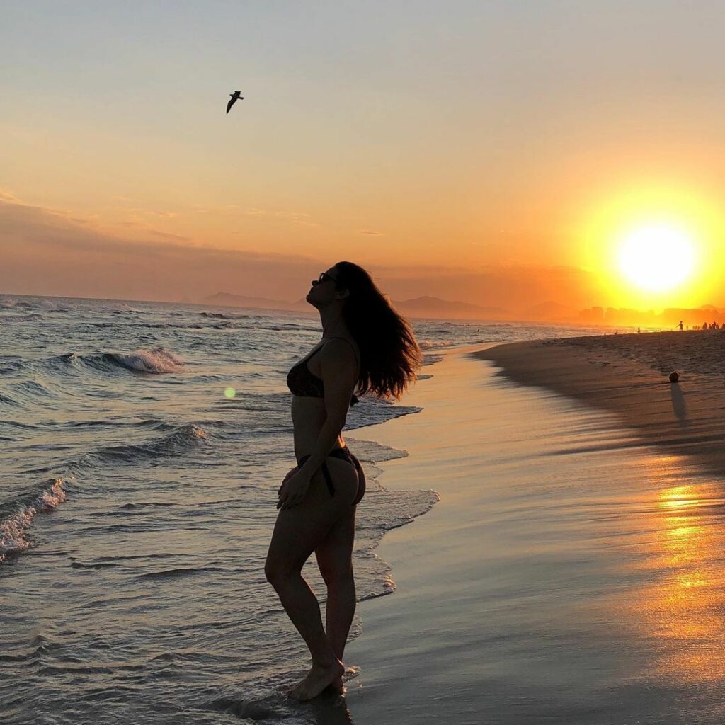 Karen Junqueira Feet (2 photos)