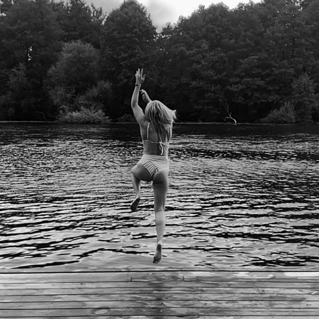Emily Osment Feet (4 images)