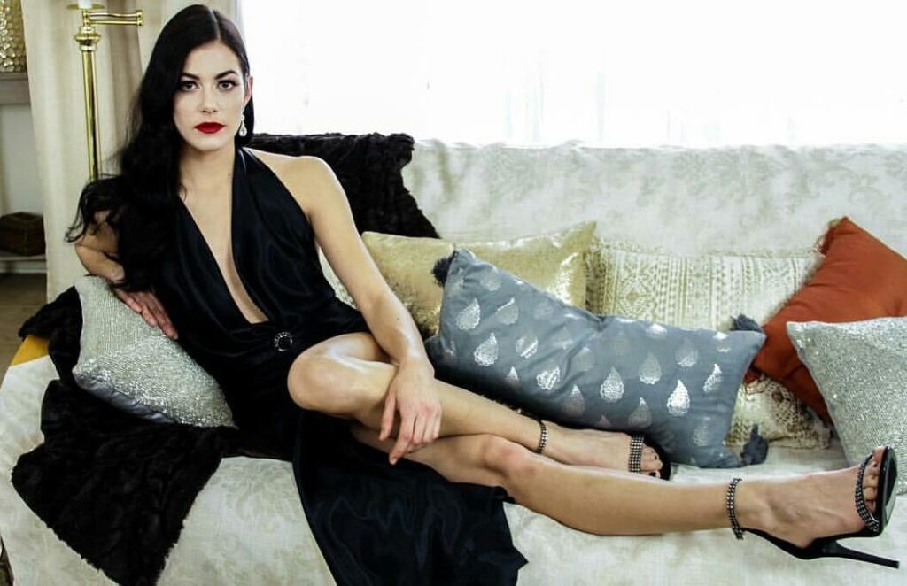 Franziska Schissler Feet (3 photos)