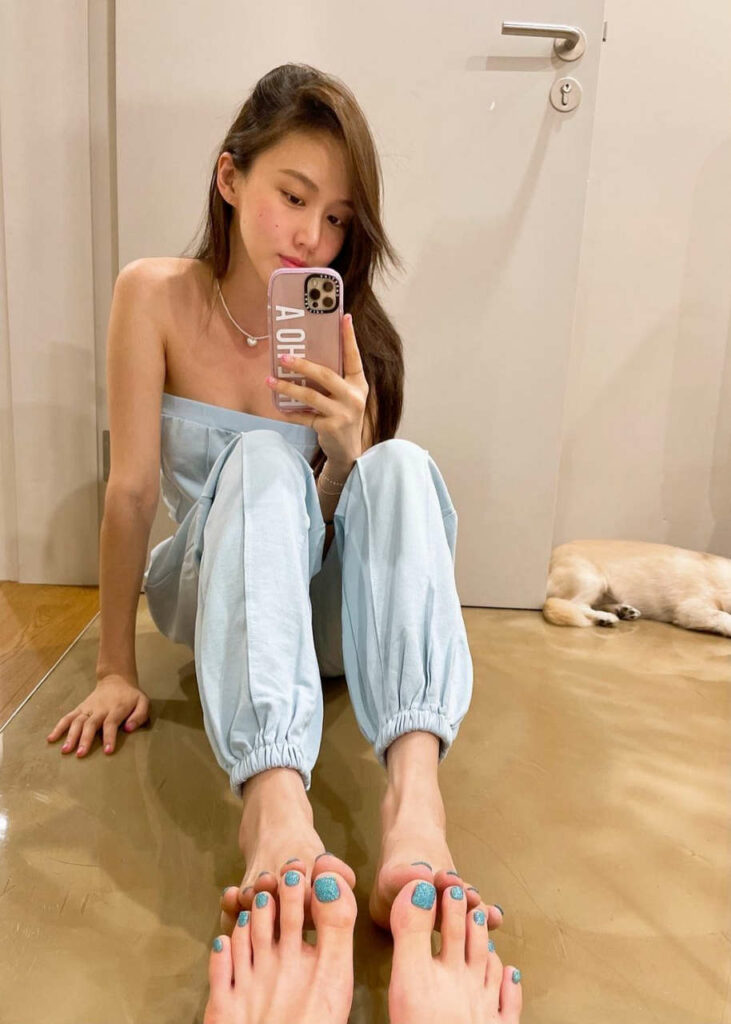Ko Sung Hee Feet (3 photos)