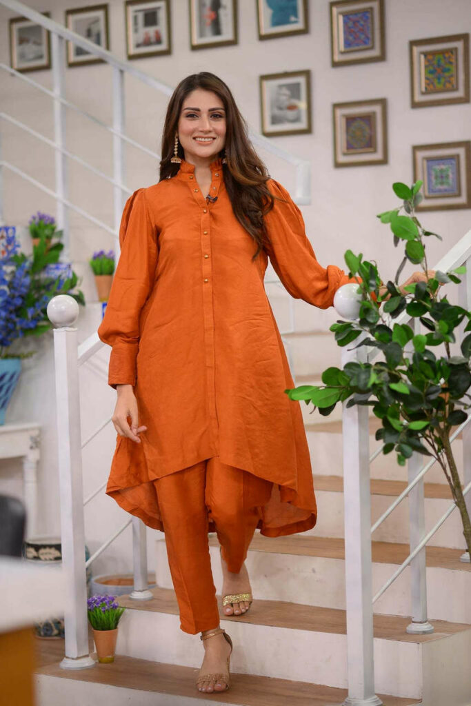 Anum Tanveer Feet (3 photos)