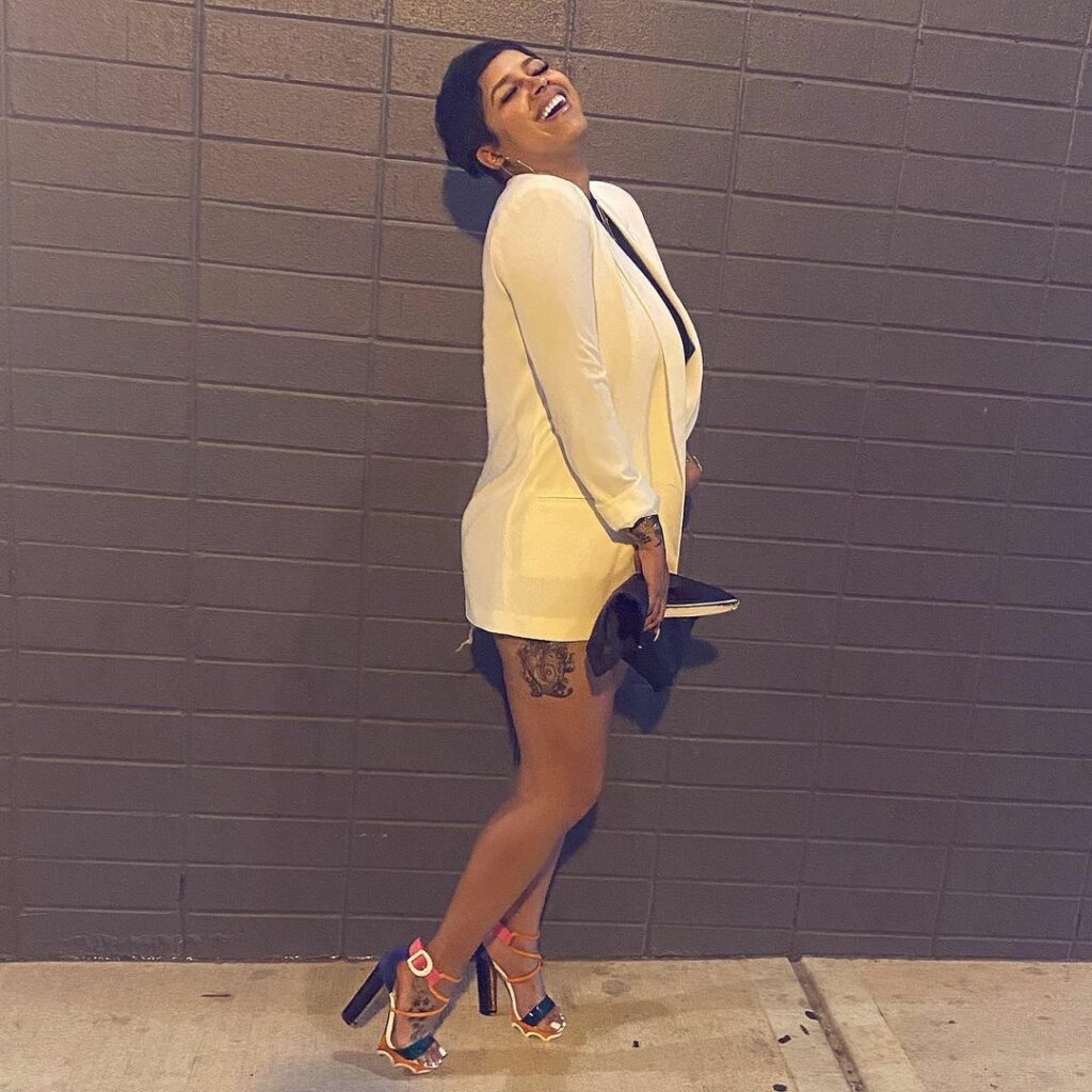 Ravaughn Nichelle Brown Feet (2 images)