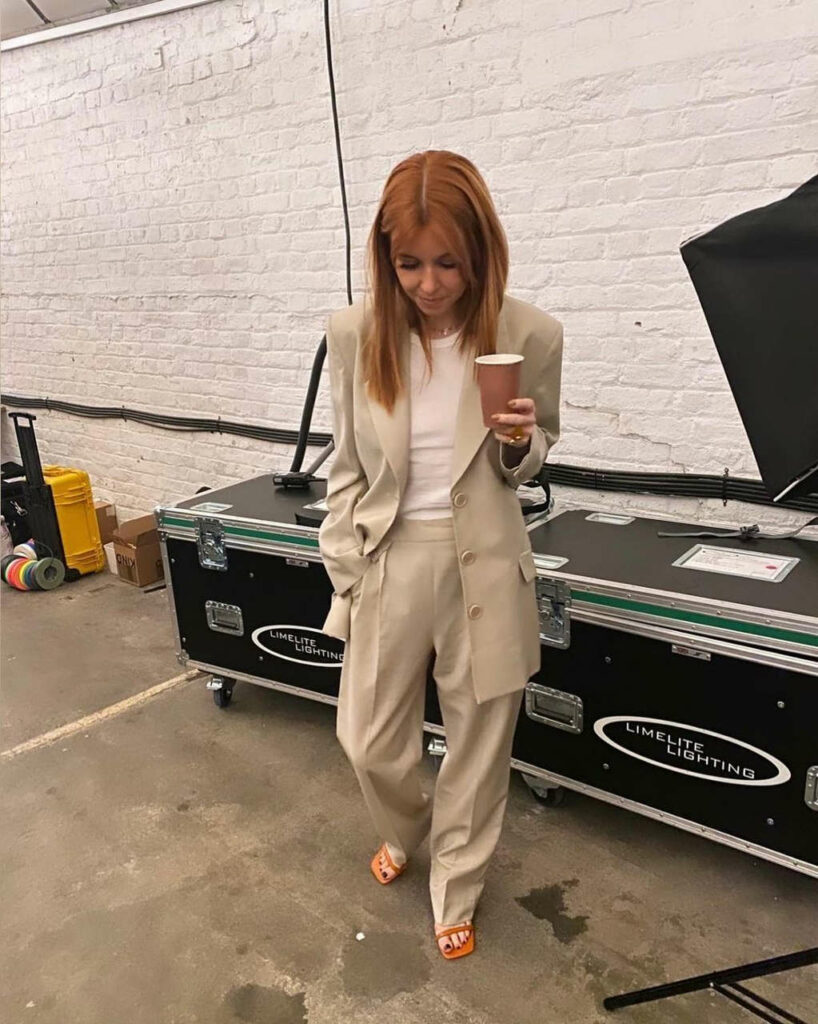 Stacey Dooley Feet (2 photos)