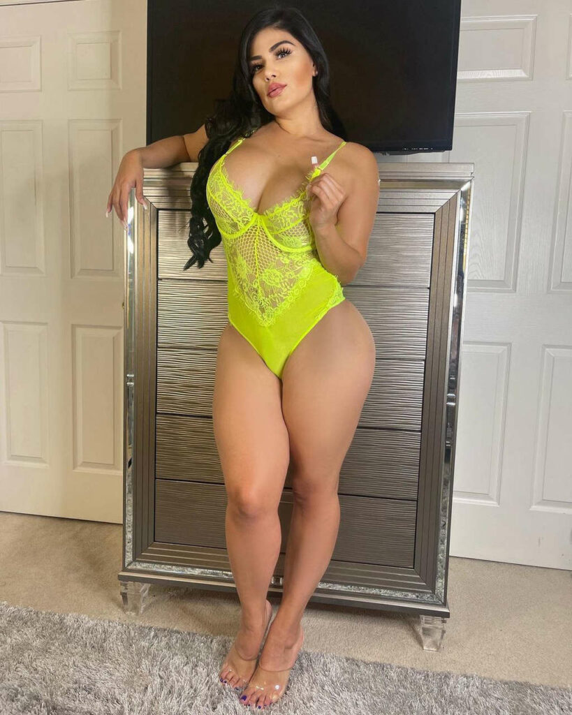 Vianey Frias Feet (2 photos)