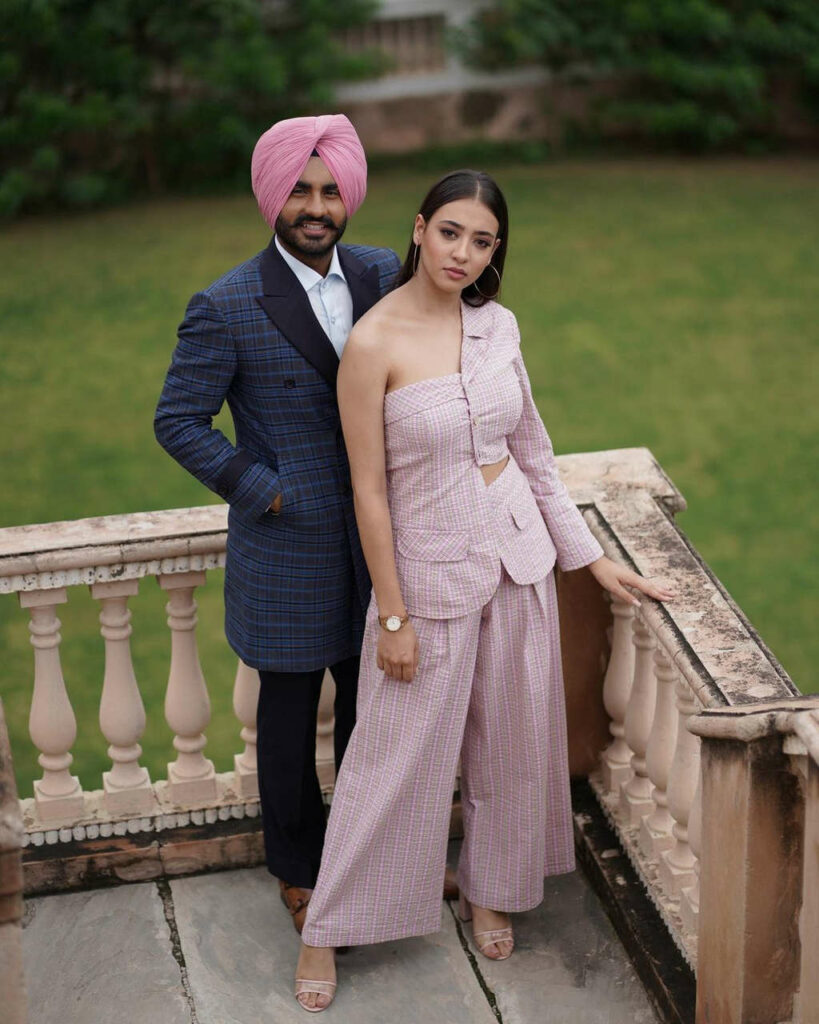 Nikeet Dhillon Feet (2 photos)
