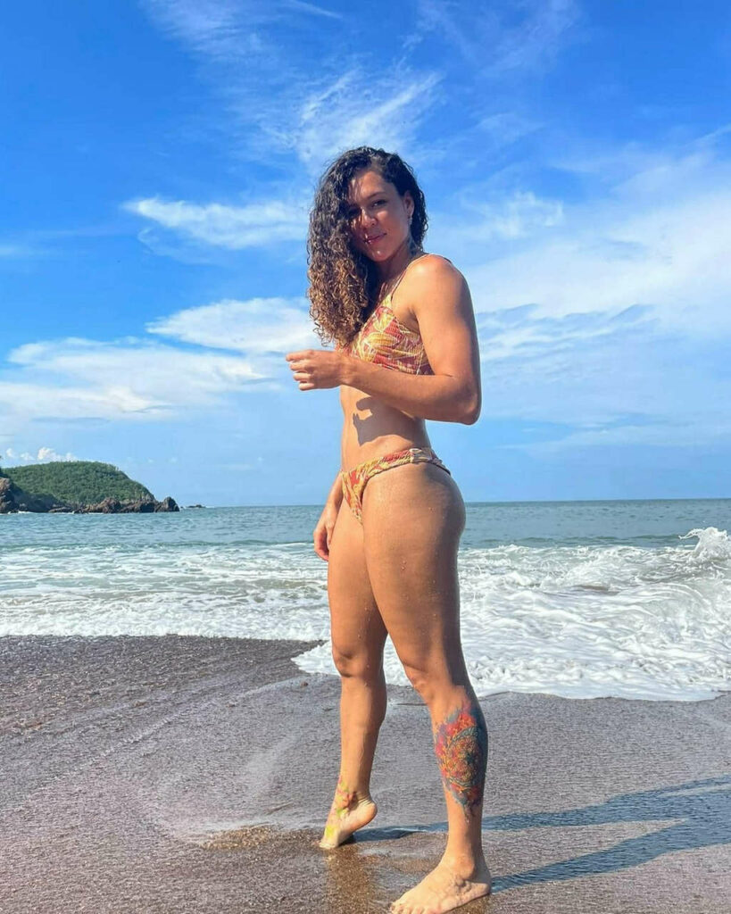 Alejandra Lara Feet (2 images)