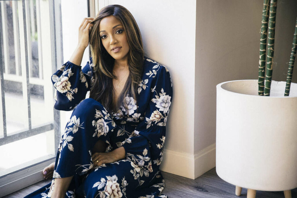 Mickey Guyton Feet (3 photos)