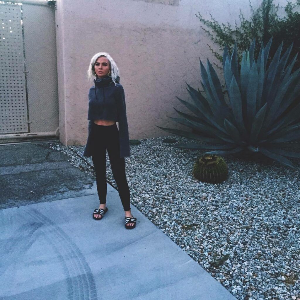 Paris Monroe Feet (2 photos)