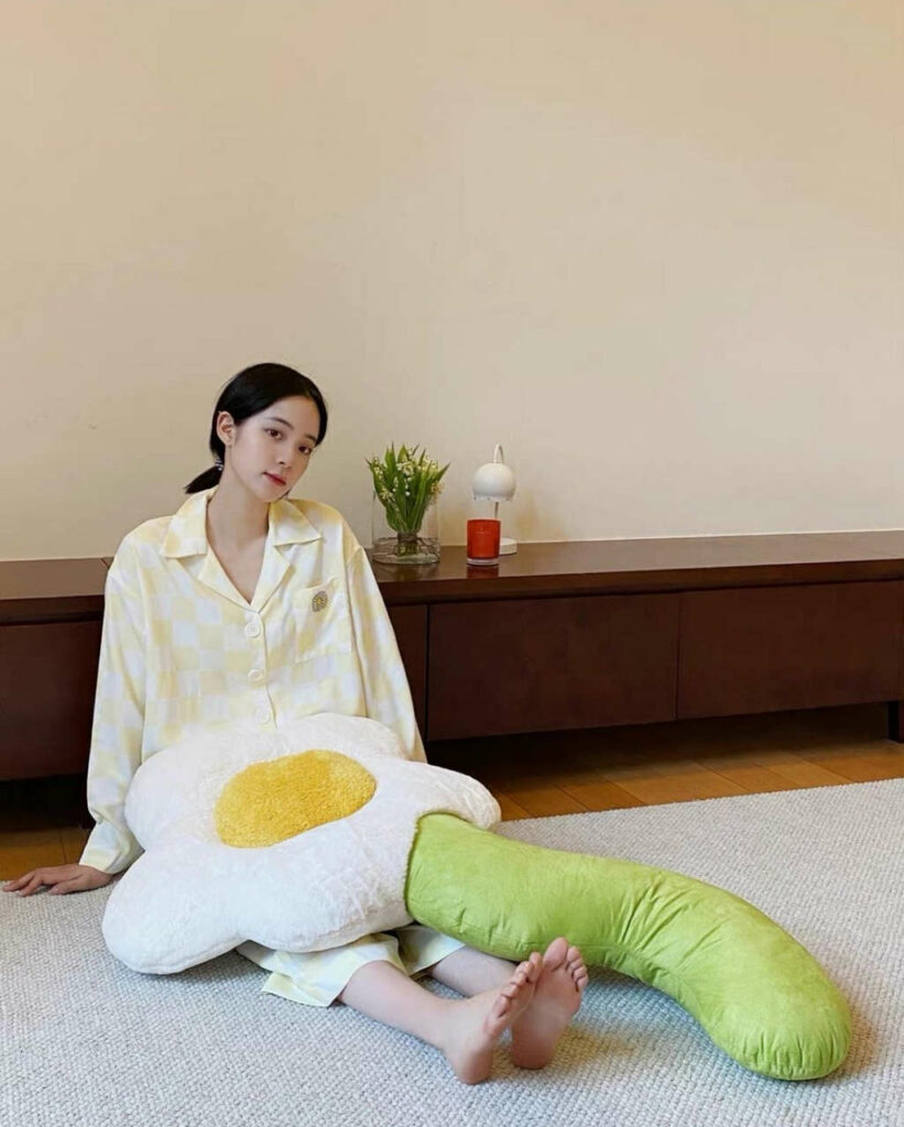 Na Na Ouyang Feet (3 images)