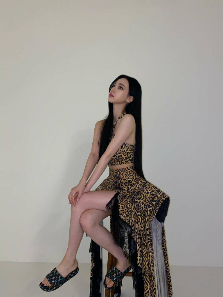 Karina Feet (4 images)