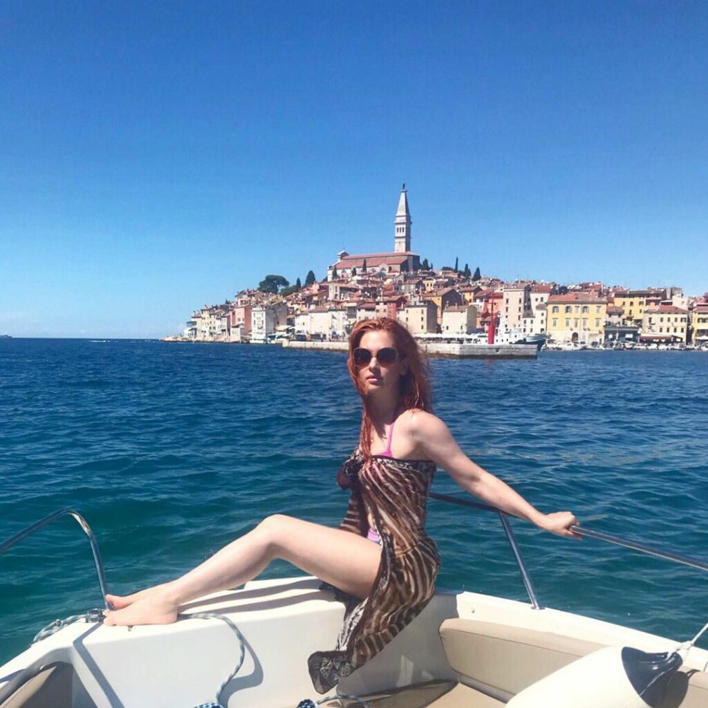 Mara Omaljev Feet (2 images)