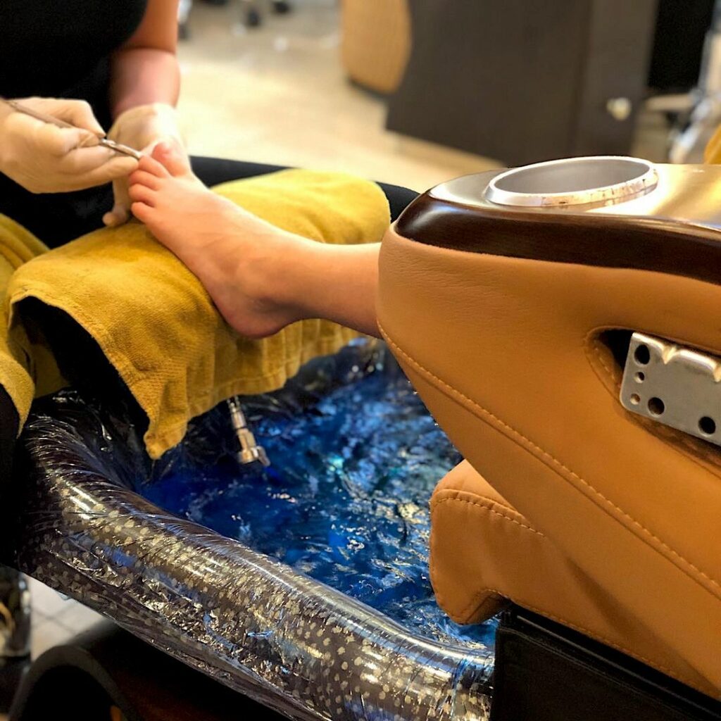 Alison Viktorin Feet (2 photos)