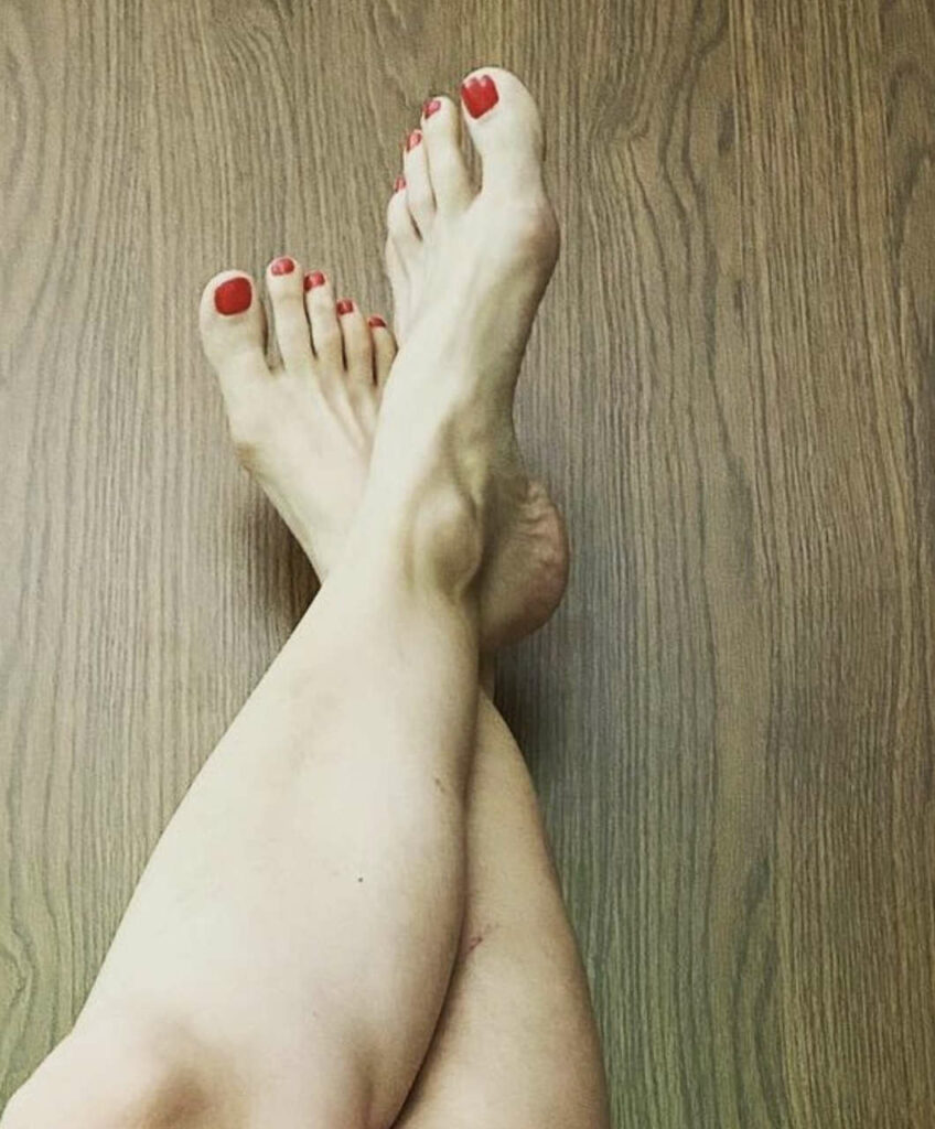 Paulina Holtz Feet (2 photos)