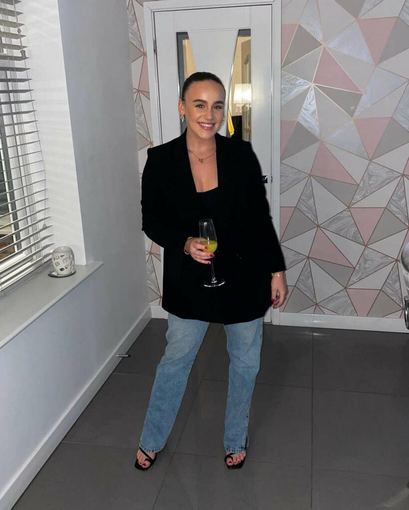Ellie Leach Feet (2 photos)