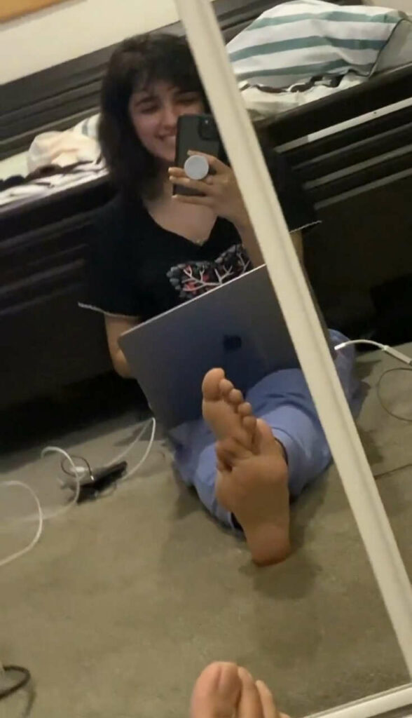 Shirley Setia Feet (2 photos)