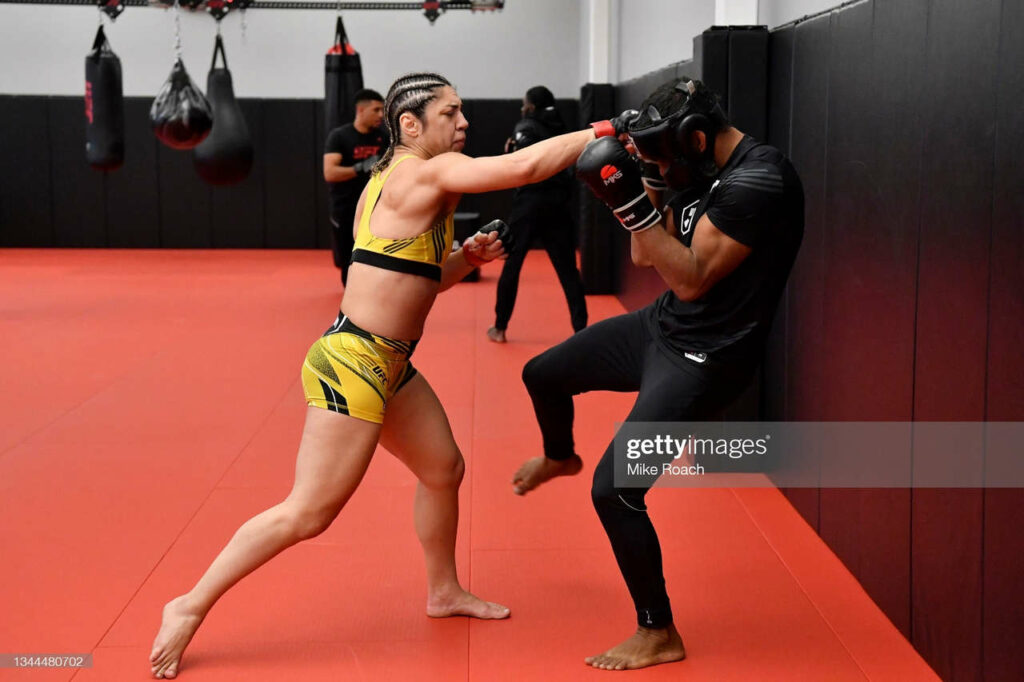 Bethe Correia Feet (2 photos)