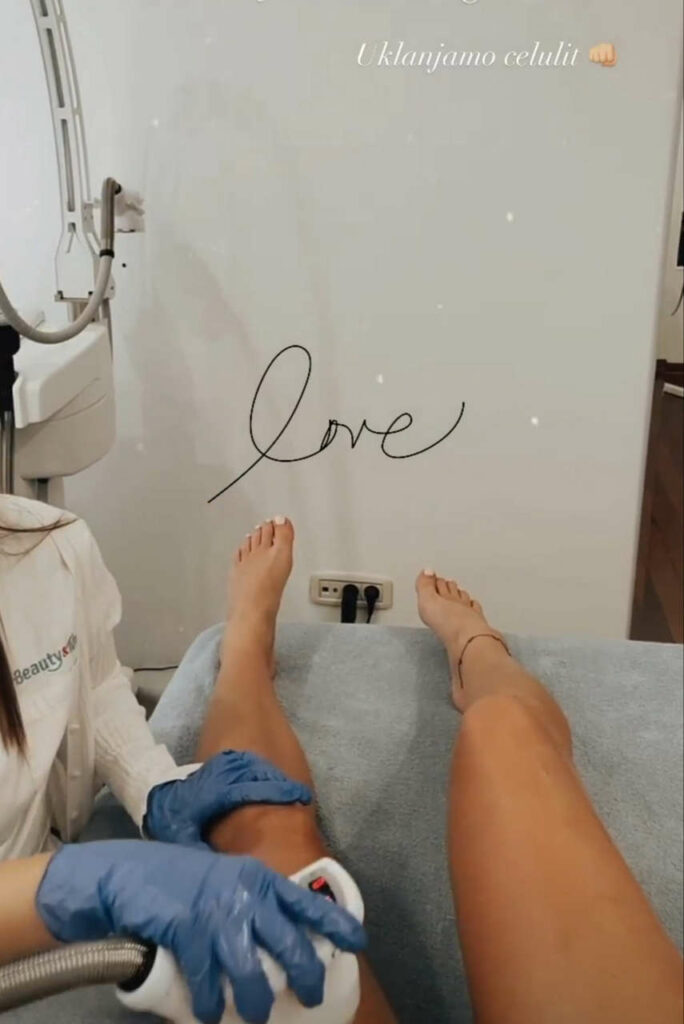 Isidora Gradjanin Feet (2 photos)