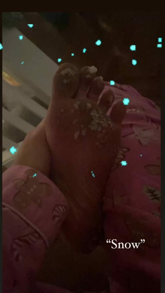 Jane Levy Feet (2 photos)