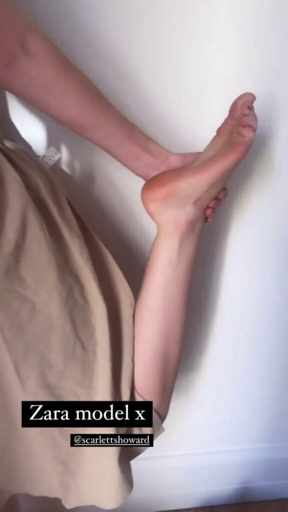 Scarlett Howard Feet (2 images)