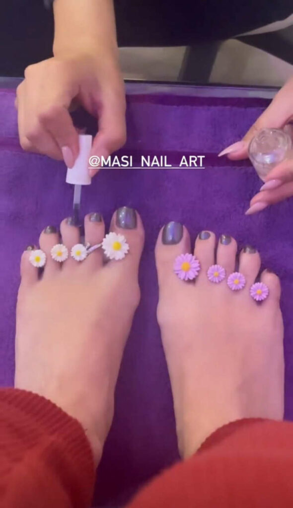 Hammasa Kohistani Feet (2 images)