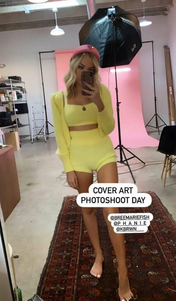 Mackenzie Porter Feet (2 images)