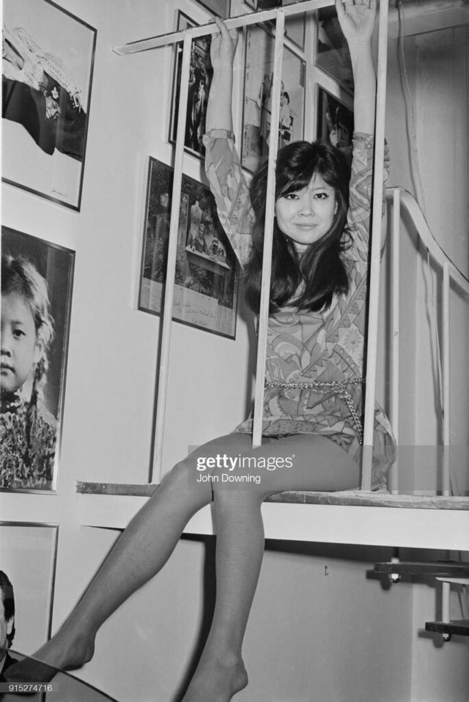 Tsai Chin Feet (4 photos)