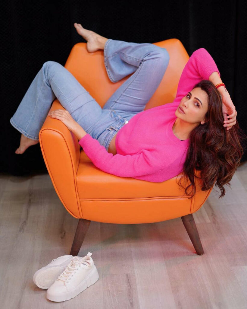 Daisy Shah Feet (5 photos)