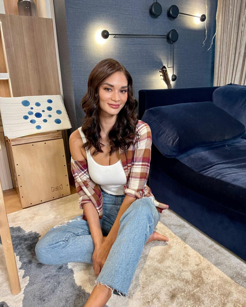 Pia Wurtzbach Feet (4 images)