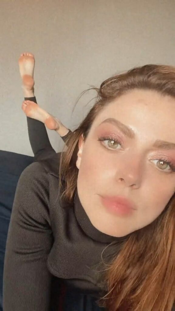Annalisa Scarrone Feet (6 images)
