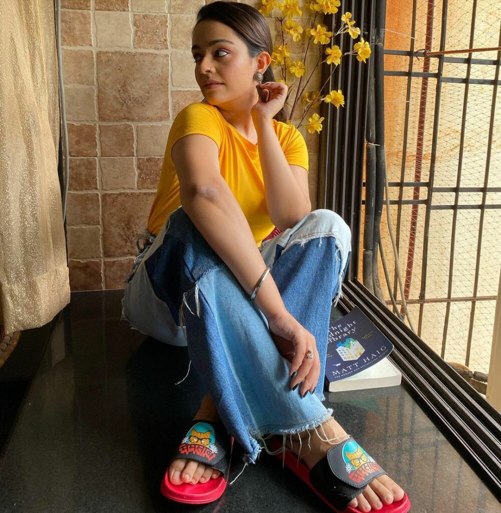 Apoorva Arora Feet (5 images)