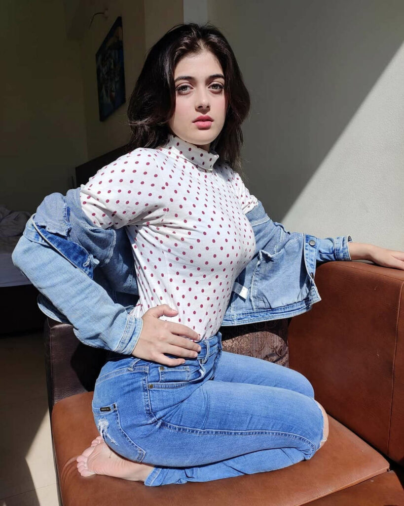 Urvi Singh Feet (13 photos)
