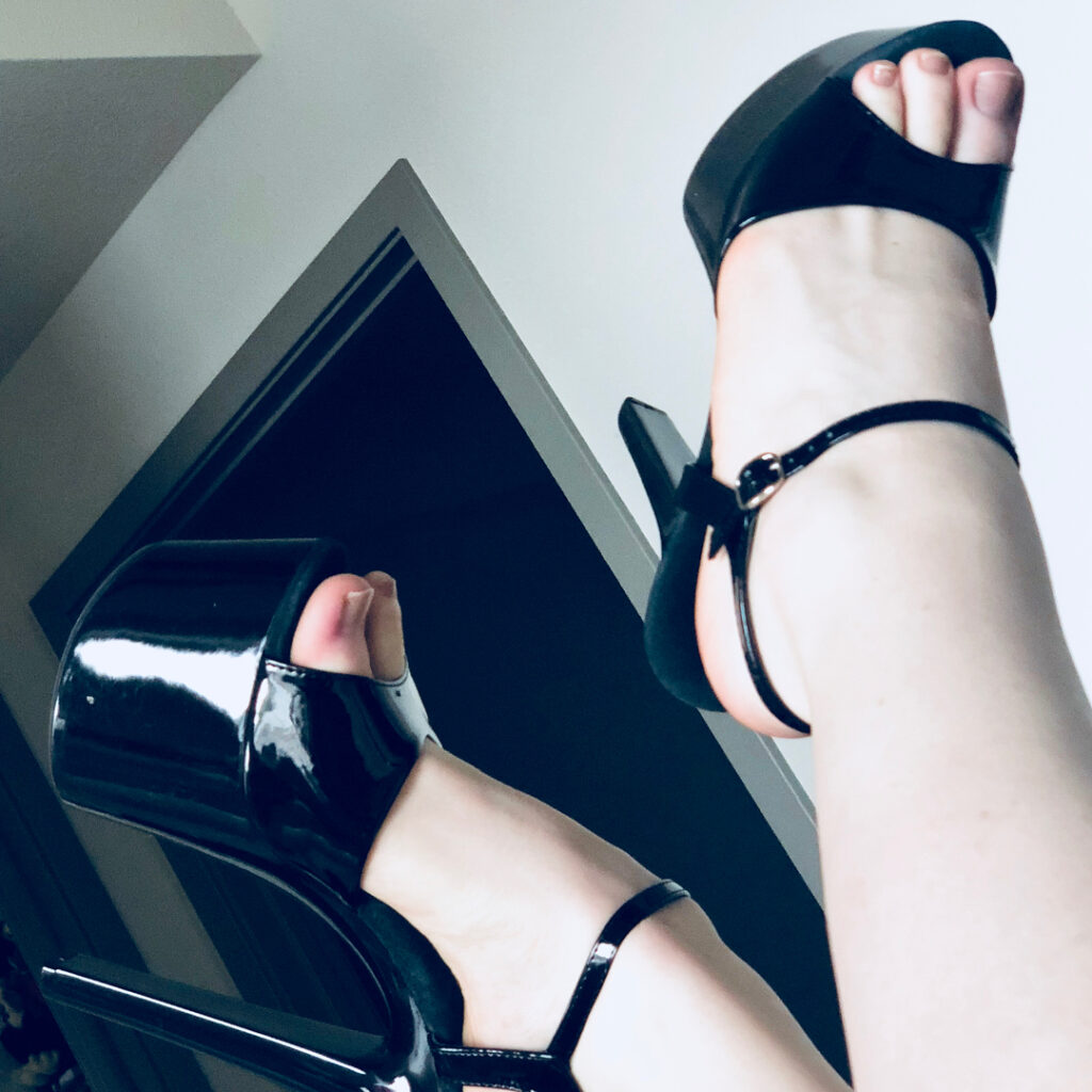 Shiri Allwood Feet (2 images)