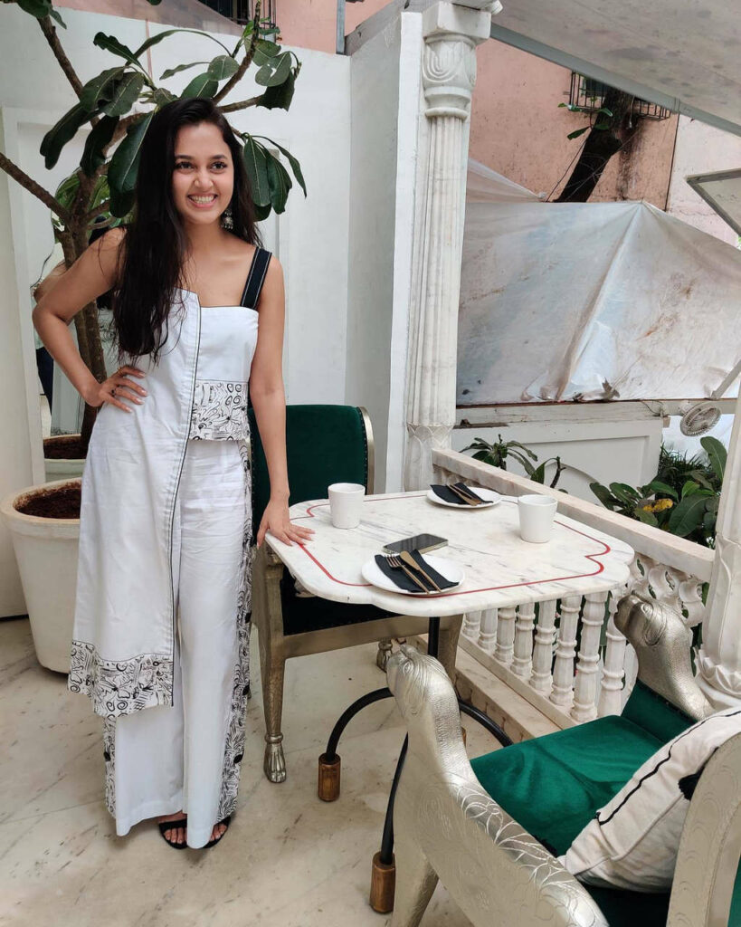 Tejaswi Prakash Wayangankar Feet (7 photos)
