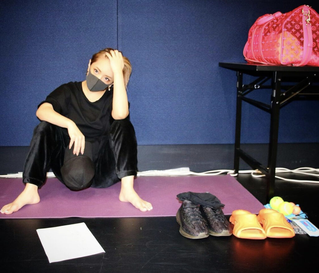 Ayumi Hamasaki Feet (2 images)