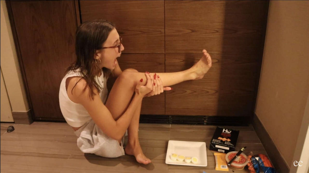 Emma Chamberlain Feet