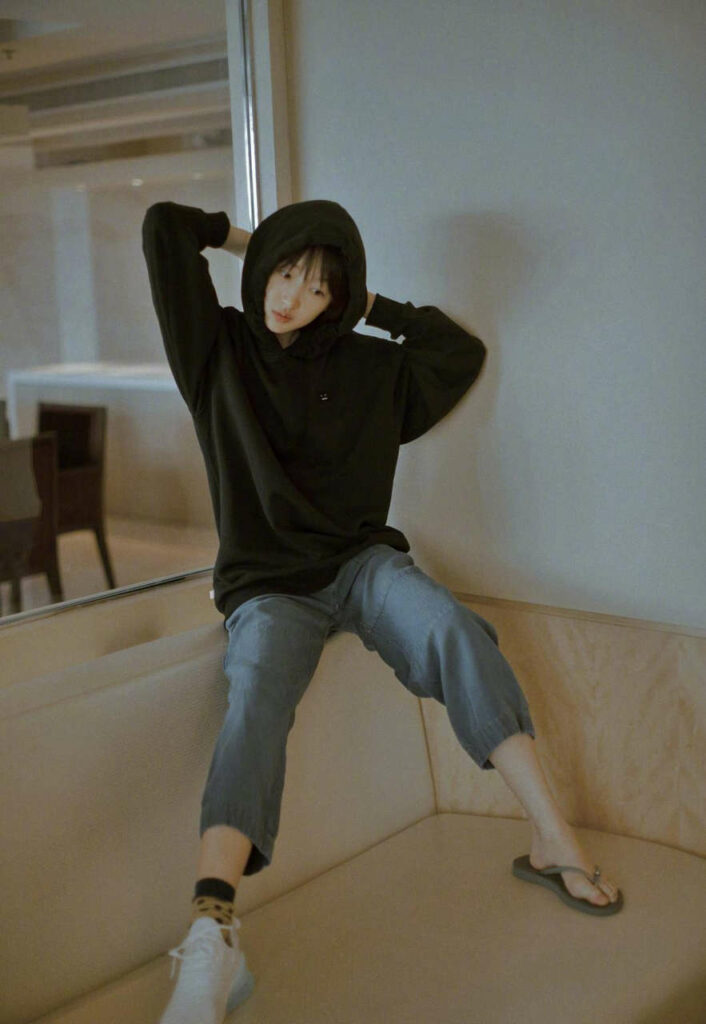 Dongyu Zhou Feet (12 images)